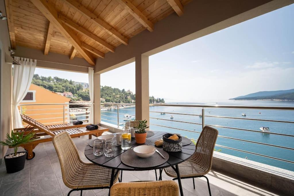 Seafront 2-Bedroom Apartment Nika - Rabac Exterior foto