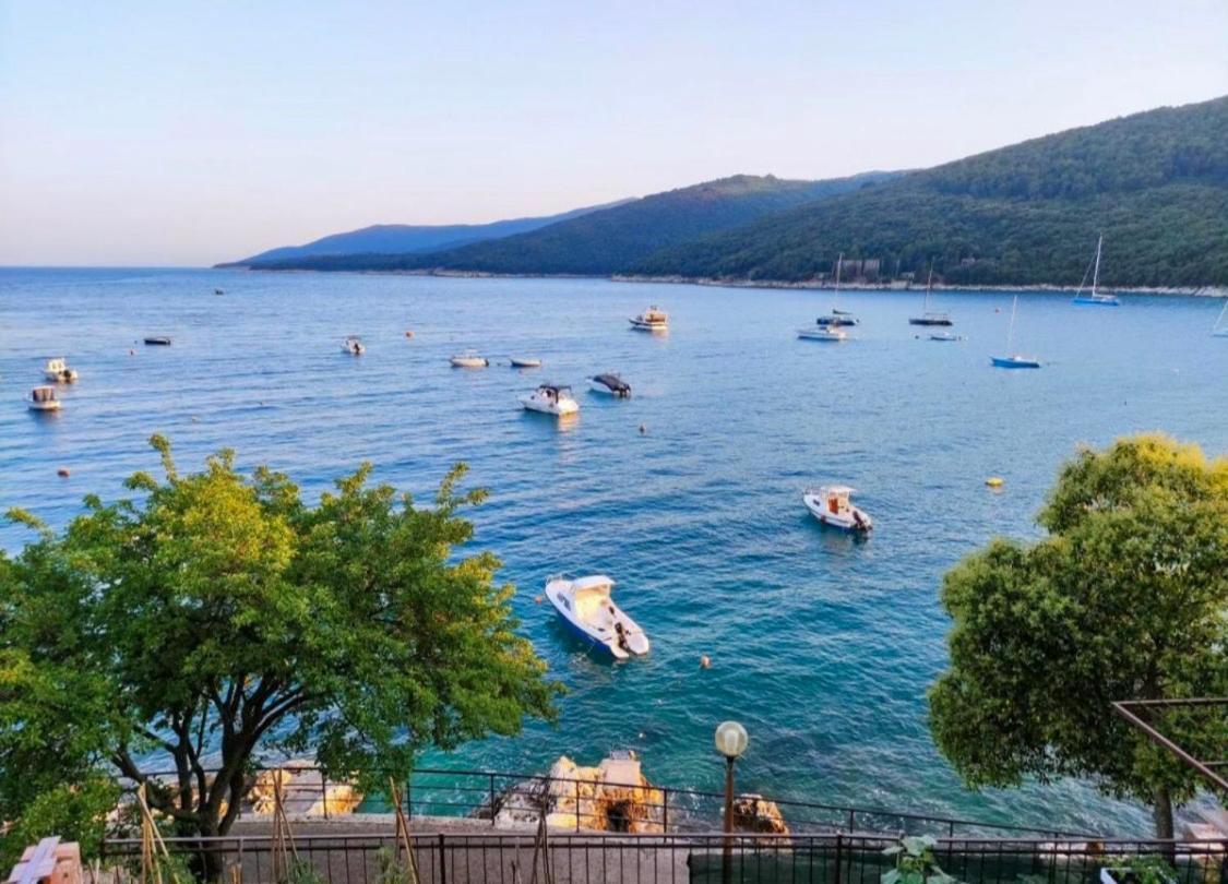 Seafront 2-Bedroom Apartment Nika - Rabac Exterior foto